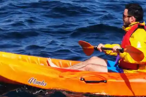 Angra: 2-stündiger Kajakverleih mit wasserdichter Tasche