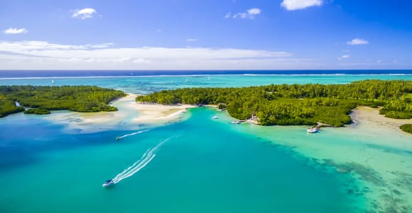 Speed boat to Ile aux Cerfs: Full-Day Trip with Lunch & Transfer