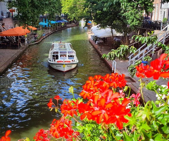 Visit Utrecht City Boat Tour & Balkan Restaurant Lunch OR Dinner in Achterhoek