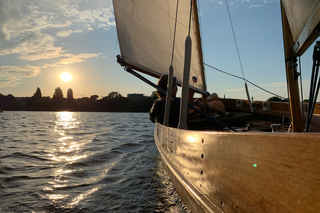 Hamburg: Alster River Sailboat Tour with Sundowner