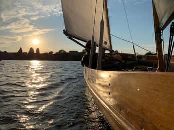 Hamburg: Alster River Sailboat Tour with Sundowner