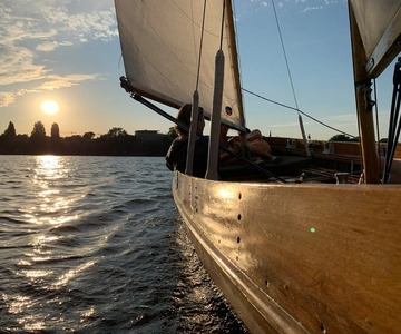 Hamburg: Alster River Sailboat Tour with Sundowner