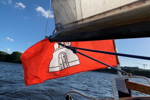 Hamburg: Alsterkreuzfahrt auf einem 2-Mast-SegelbootHamburg: 1,5h Segeltörn mit Zweimaster auf der Alster