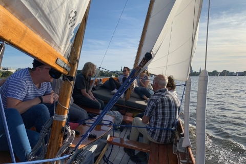 Hamburg: Alsterkreuzfahrt auf einem 2-Mast-SegelbootHamburg: 1,5h Segeltörn mit Zweimaster auf der Alster