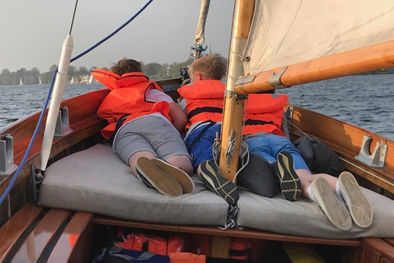Hamburgo: Crucero por el río Alster en un velero de 2 mástilesHamburgo: paseo en velero de 1,5 h con dos másteres por el río Alster
