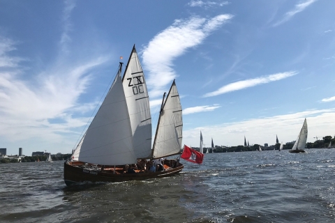 Hamburg: Alster River Cruise on a 2-Masted Sailboat Hamburg: 1.5h sailing trip with two-master on Alster river