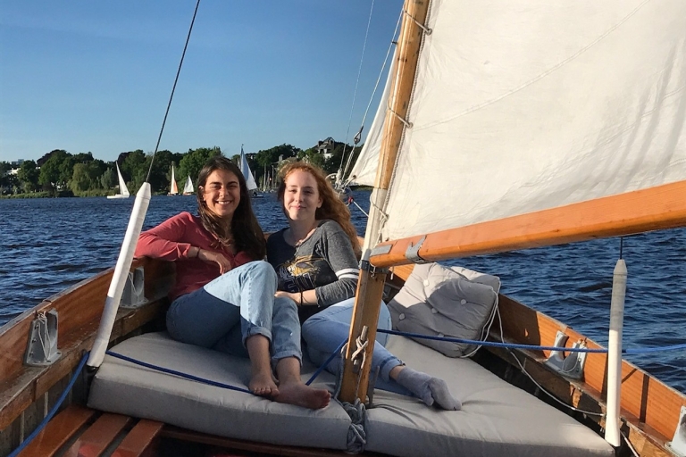 Hamburg: Alster River Cruise on a 2-Masted Sailboat Hamburg: 1.5h sailing trip with two-master on Alster river