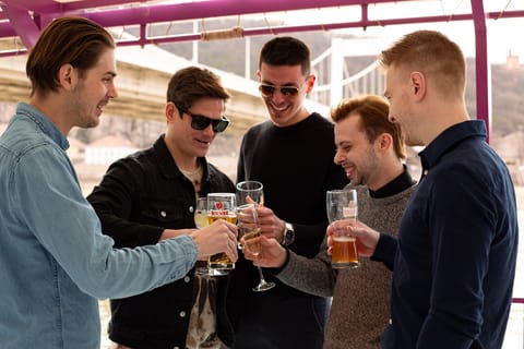Budapest: City Sightseeing Booze Cruise w/ Unlimited Drinks