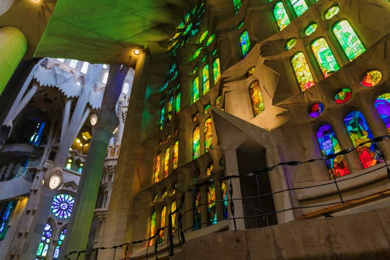 Barcelona Visita Nocturna A La Sagrada Familia Con Cava Getyourguide