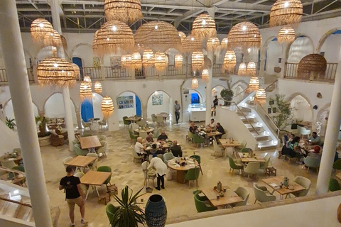 HoumetSouk: Tempo livre no mercado e chá de menta no famoso El FondoukHoumetSouk: Tempo Livre no Mercado e Chá de Hortelã no famoso El Fondouk