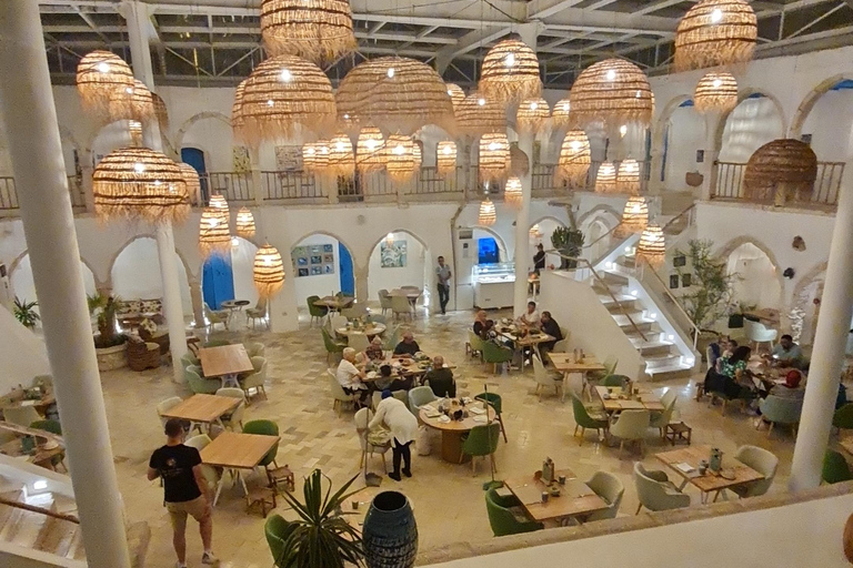 HoumetSouk: Tempo livre no mercado e chá de menta no famoso El FondoukHoumetSouk: Tempo Livre no Mercado e Chá de Hortelã no famoso El Fondouk