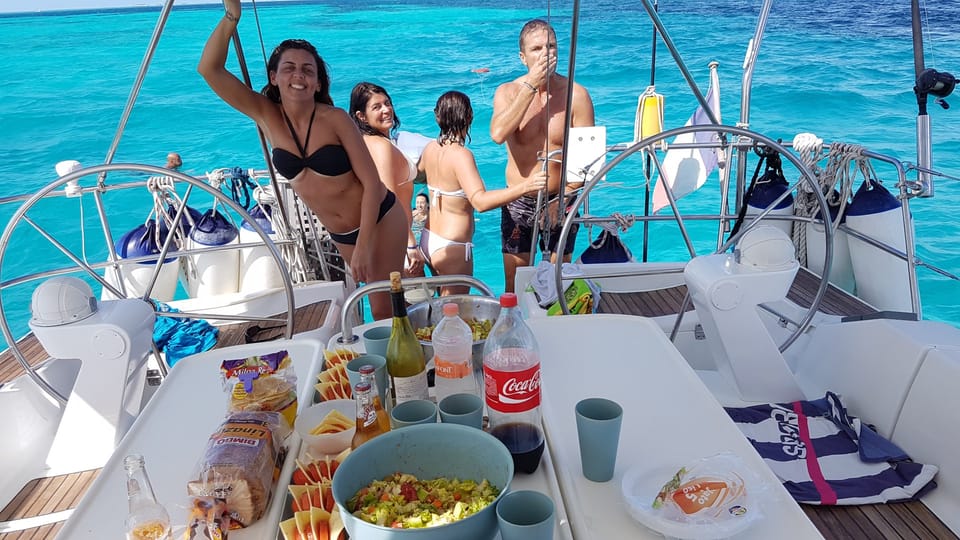 Desde Santa Teresa, Tour en velero a Córcega con almuerzo - Hizvo
