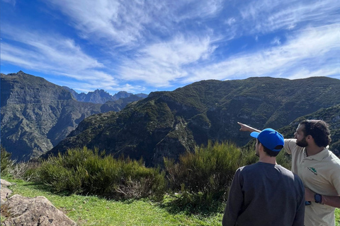 Madeira: Passeio de jipe de dia inteiro com guia e trasladoMadeira: Passeio de jipe de dia inteiro com guia e pick-up