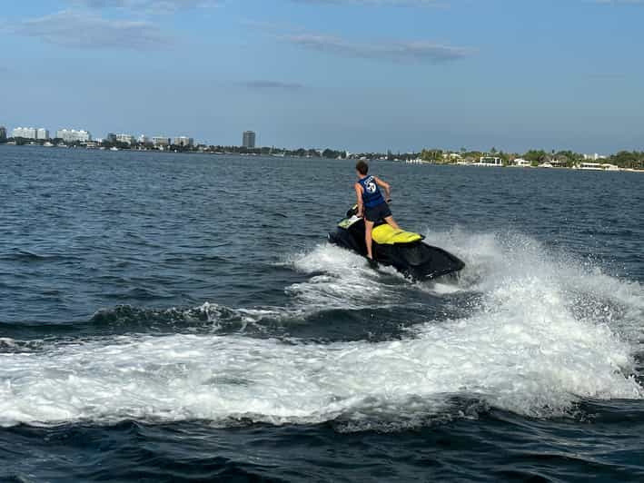 Майами: залив Бискейн, 1 час катания на водных лыжах и катание на