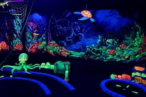 Amsterdam: 12 Hole Glow-in-the-Dark Minigolf