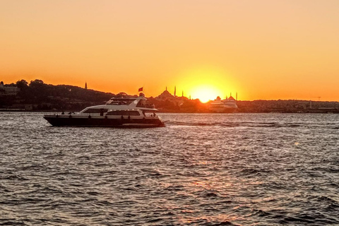 Istanbul : Croisière au coucher du soleil en yacht de luxe sur le Bosphore