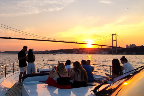 Istanbul : Croisière au coucher du soleil en yacht de luxe sur le Bosphore