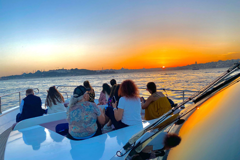 Istanbul : Croisière au coucher du soleil en yacht de luxe sur le Bosphore