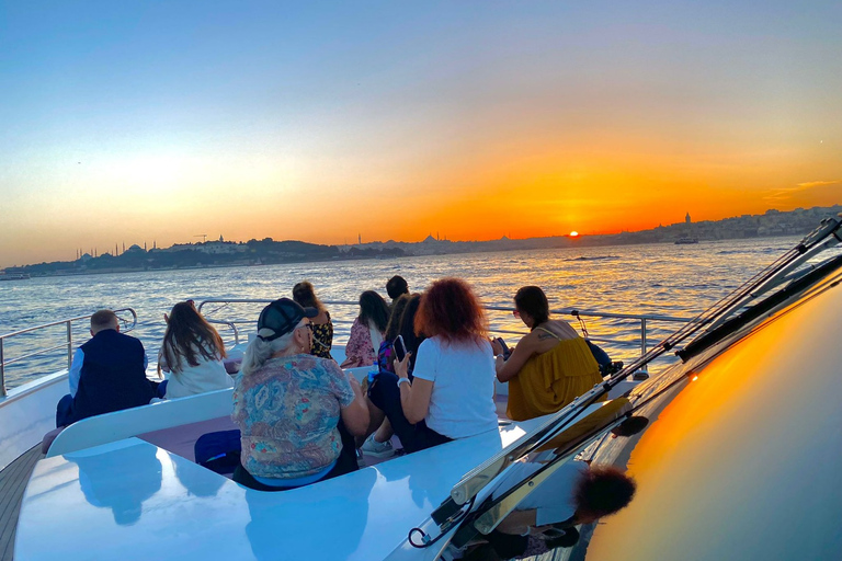 Istanbul : Croisière au coucher du soleil en yacht de luxe sur le Bosphore