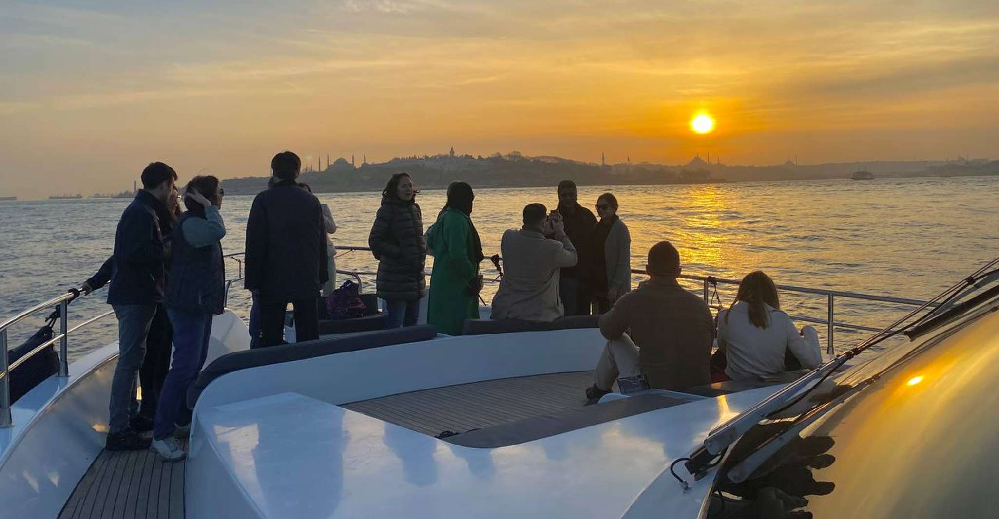 Cruzeiro de iate ao pôr do sol em Bósforo - Hizvo
