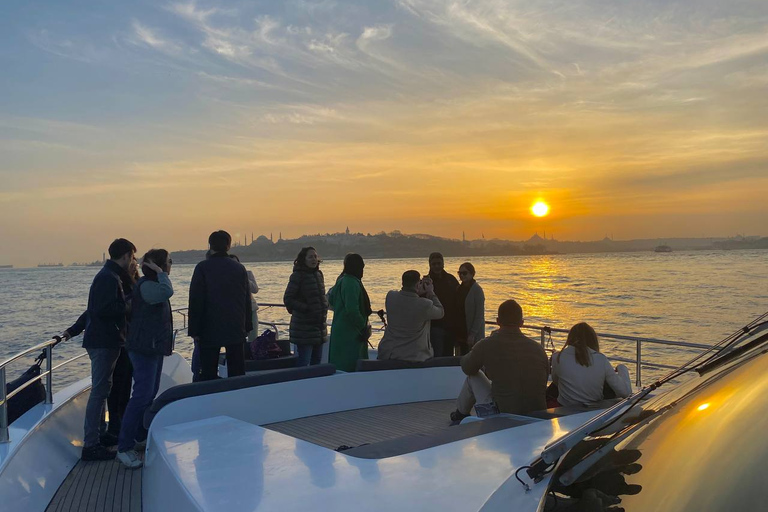 Istanbul : Croisière au coucher du soleil en yacht de luxe sur le Bosphore