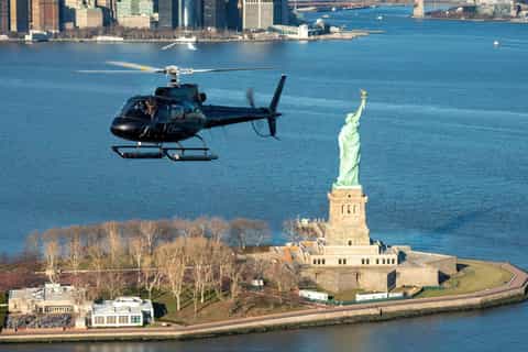 Big Apple helicopter tour with Manhattan skyline and Liberty Island