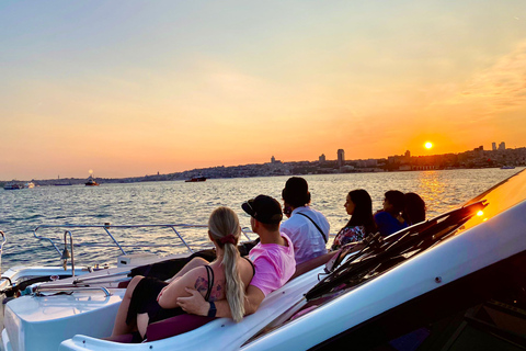 Istanbul : Croisière au coucher du soleil en yacht de luxe sur le Bosphore