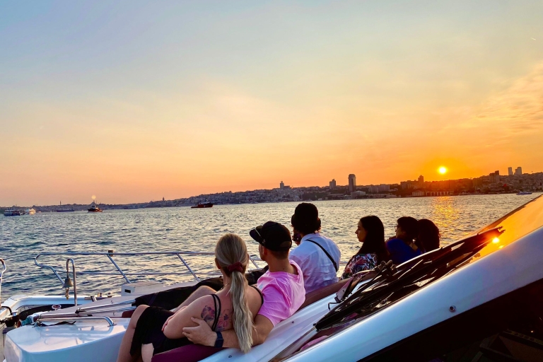 Estambul: Crucero al atardecer en yate de lujo por el Bósforo