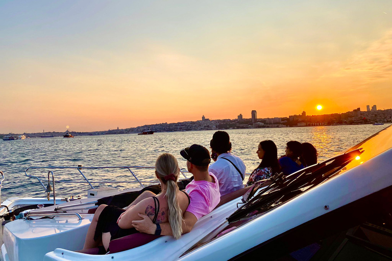 Istanbul : Croisière au coucher du soleil en yacht de luxe sur le Bosphore