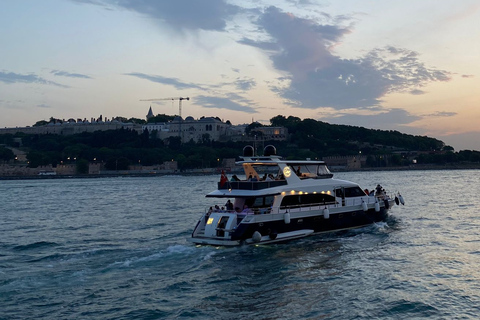 Istanbul : Croisière au coucher du soleil en yacht de luxe sur le Bosphore