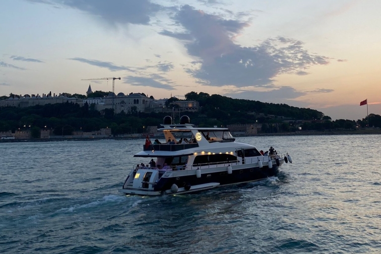 Istanbul : Croisière au coucher du soleil en yacht de luxe sur le Bosphore
