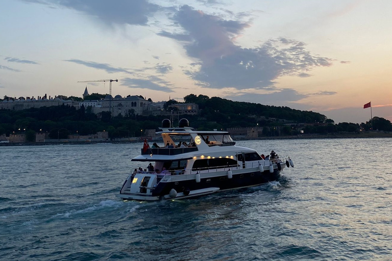 Istanbul : Croisière au coucher du soleil en yacht de luxe sur le Bosphore