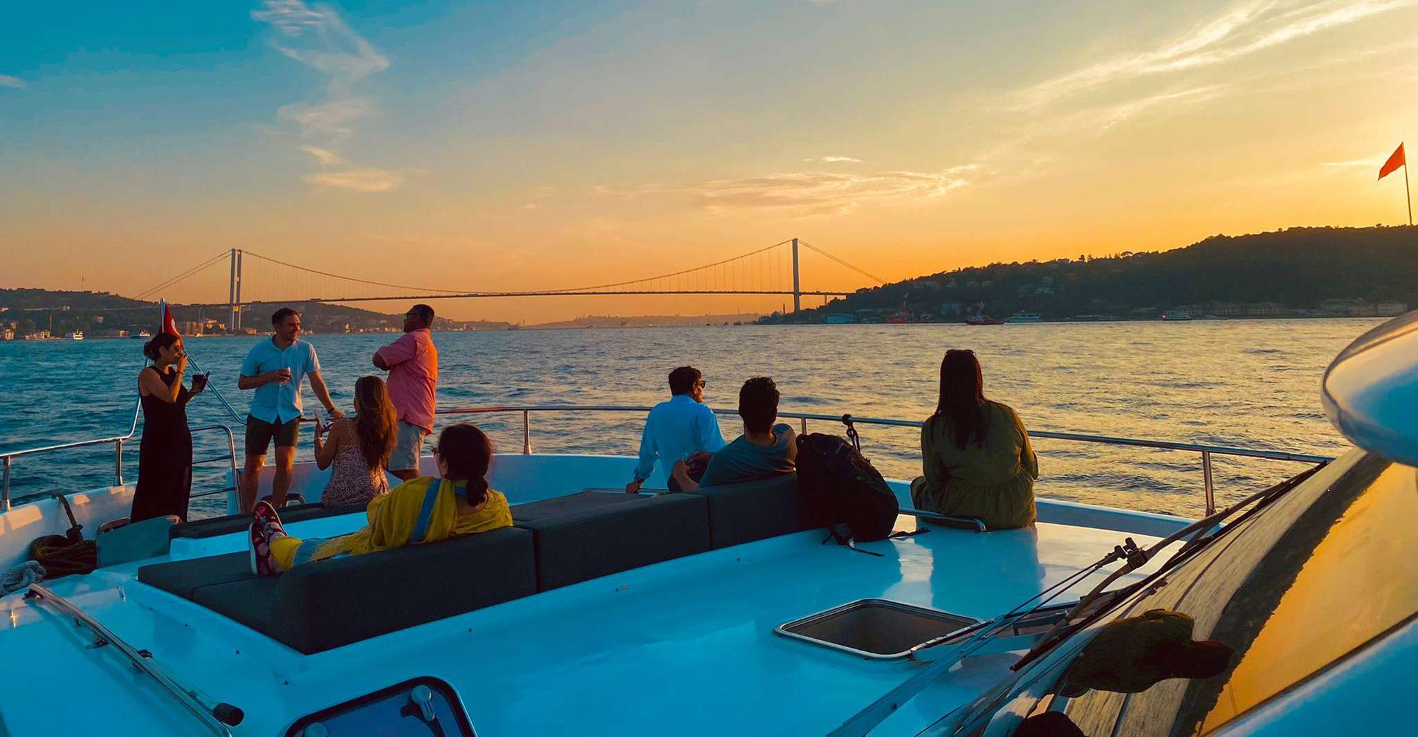 Cruzeiro de iate ao pôr do sol em Bósforo - Hizvo
