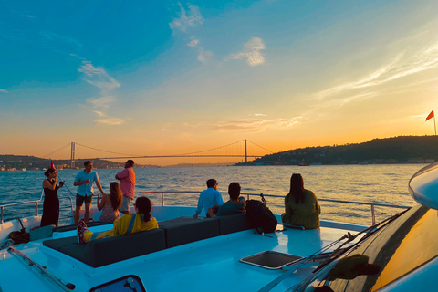 Istanbul : Croisière au coucher du soleil en yacht de luxe sur le Bosphore