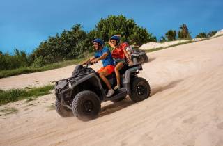 Von Cancún aus: ATV Jungle Trail Adventure und Beach Club