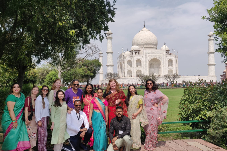 Taj Mahal, Agra Fort & Mathura 1 Tag Tour von Delhi mit dem AutoNur Auto, Fahrer und geführter Service.