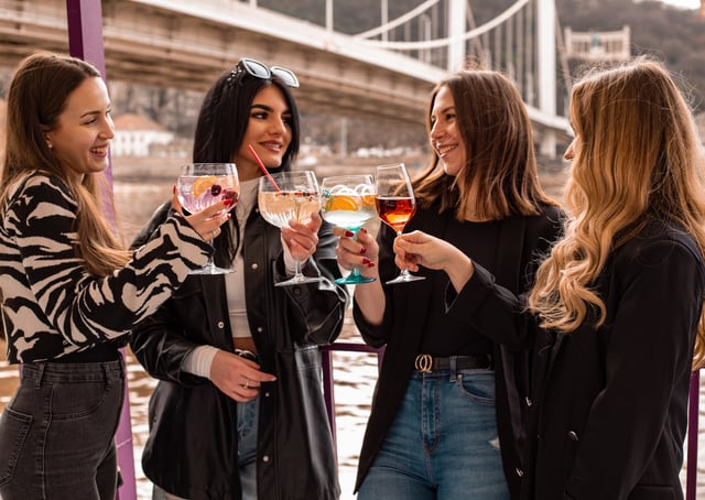 Budapest: Sunset Cruise with 3 Cocktails - Winter edition