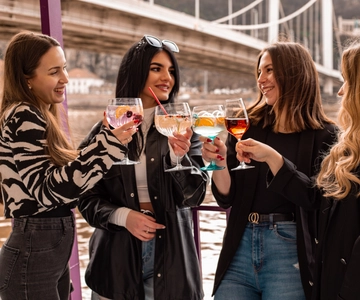 Budapest: Sunset Cruise with 2 Cocktails - Winter Edition