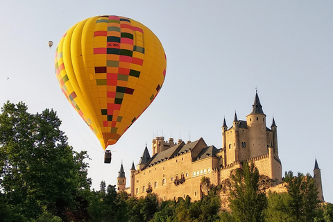 Segovia: ballonvaart met transferoptie vanuit MadridSegovia: ochtendballonvaart