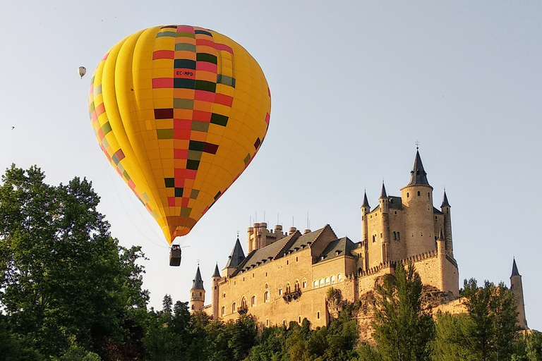 Segovia: Lot balonem z opcją transferu z MadrytuSegovia: poranny lot balonem