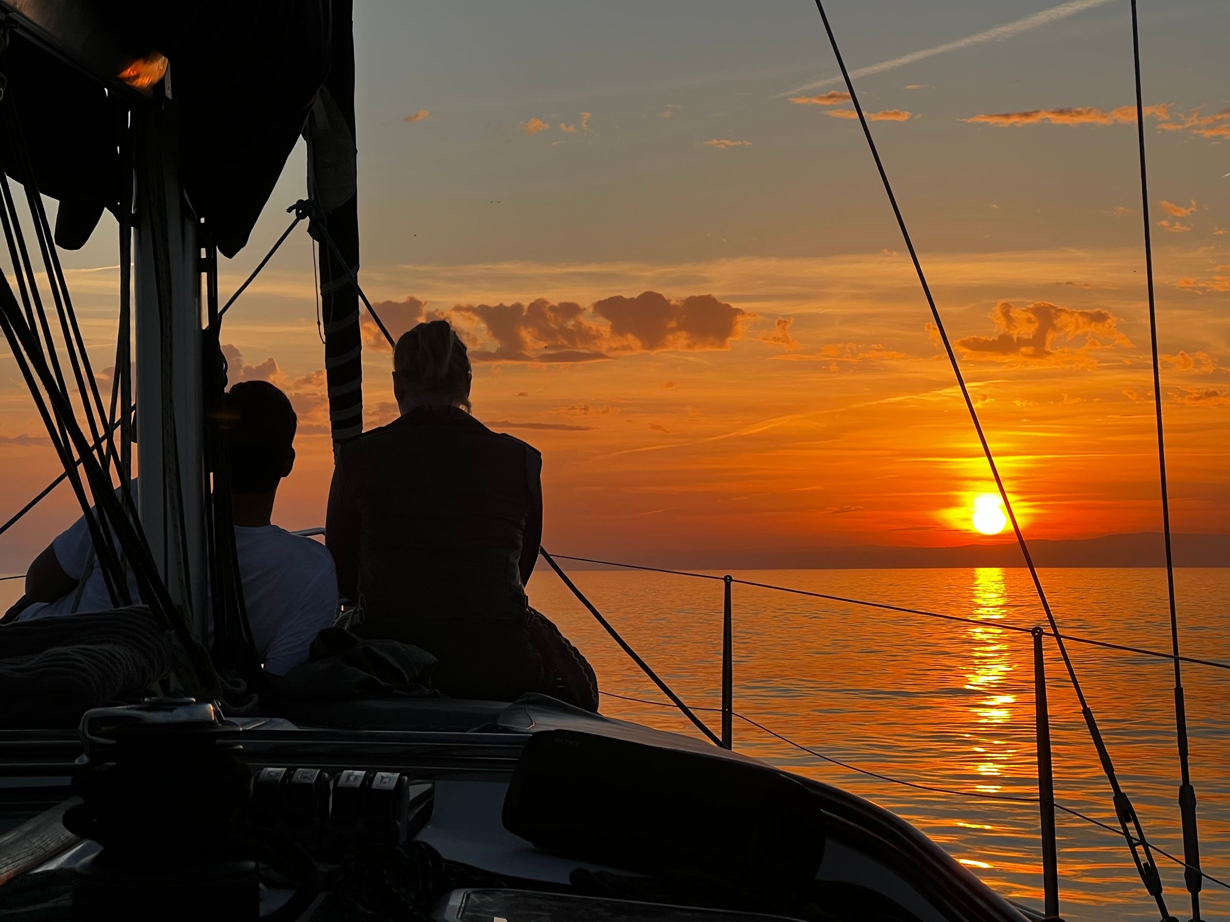 Marbella: Segeltörn bei Sonnenuntergang mit Getränken und Snacks