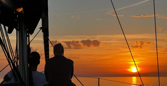 Marbella: Segeltörn bei Sonnenuntergang mit Getränken und Snacks