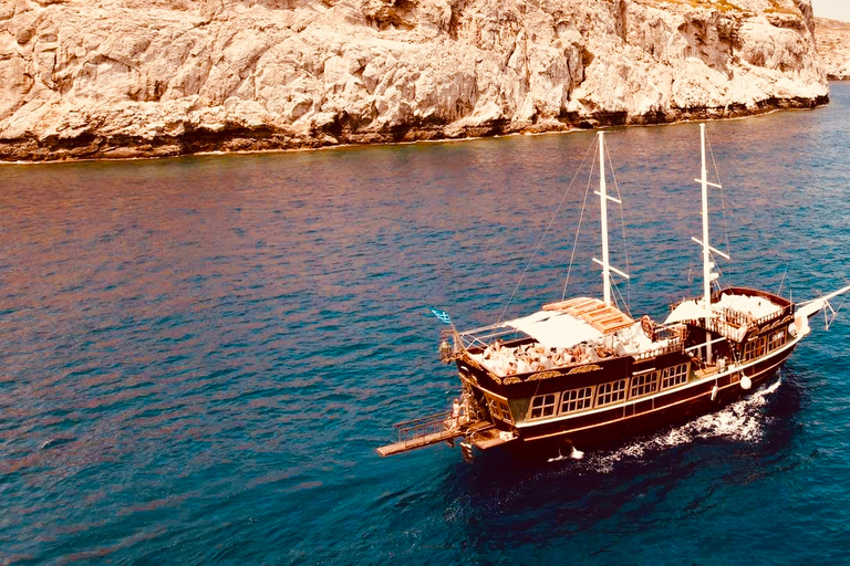 Rodas: Crucero de un día con todo incluido, con barbacoa y bebidas ilimitadasViaje en barco con 1 bolsa de judías/cojín por persona en la cubierta superior