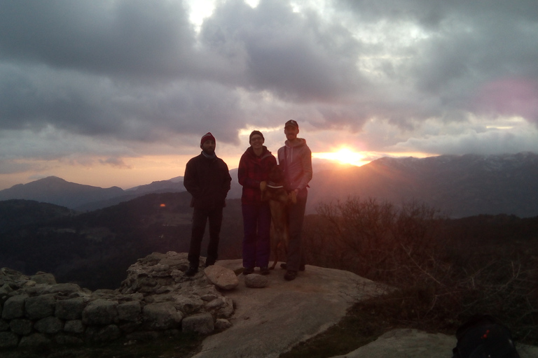 Serra-di-Scopamène: Private Sunset Hike with Snacks and Wine