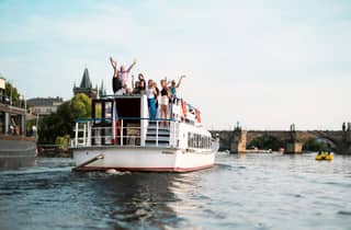 Prag: Private Bierbootfahrt mit unbegrenztem Bier