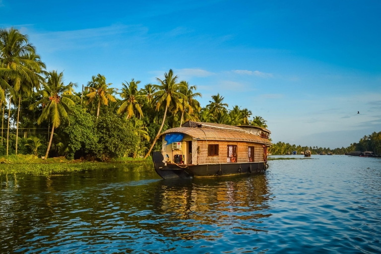 Croisière sur l'eau, tissage de tissus, filage de coco, déjeuner au KeralaMurinjapuzha Cruise Tour avec 3 ou 4 personnes voyageant en taxi.