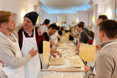 Roma: Aula de culinária de massas e tiramisu no centro da cidade