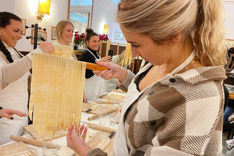 Roma: Aula de culinária de massas e tiramisu no centro da cidade