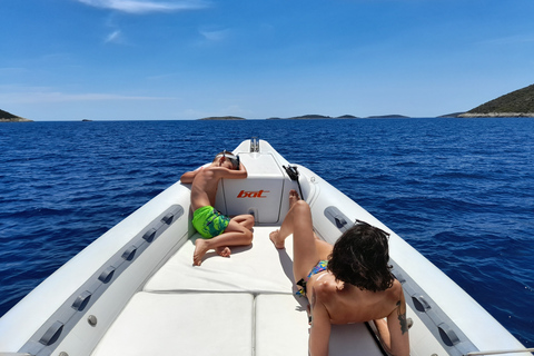 Z Vis: Wycieczka łodzią motorową - Vis, Biševo i Błękitna Jaskinia (wspólna)Z Visu: wycieczka motorówką – Vis, Biševo i Błękitna Jaskinia (wspólna)