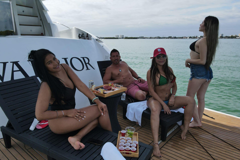 Wynajem jachtu w Miami z skuterami wodnymi, paddleboardami i pontonami